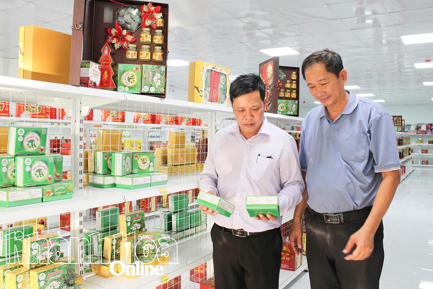 លោក Nguyen Ngoc Binh នាយកក្រុមហ៊ុនភាគហ៊ុនរួមឱសថ Lien Ket វៀតណាម (ឃុំ Ninh Son) (គម្របខាងស្តាំ) ណែនាំផលិតផលពីជនជាតិភាគតិច និងតំបន់ភ្នំនៅមជ្ឈមណ្ឌលតភ្ជាប់ខ្សែសង្វាក់តម្លៃ។