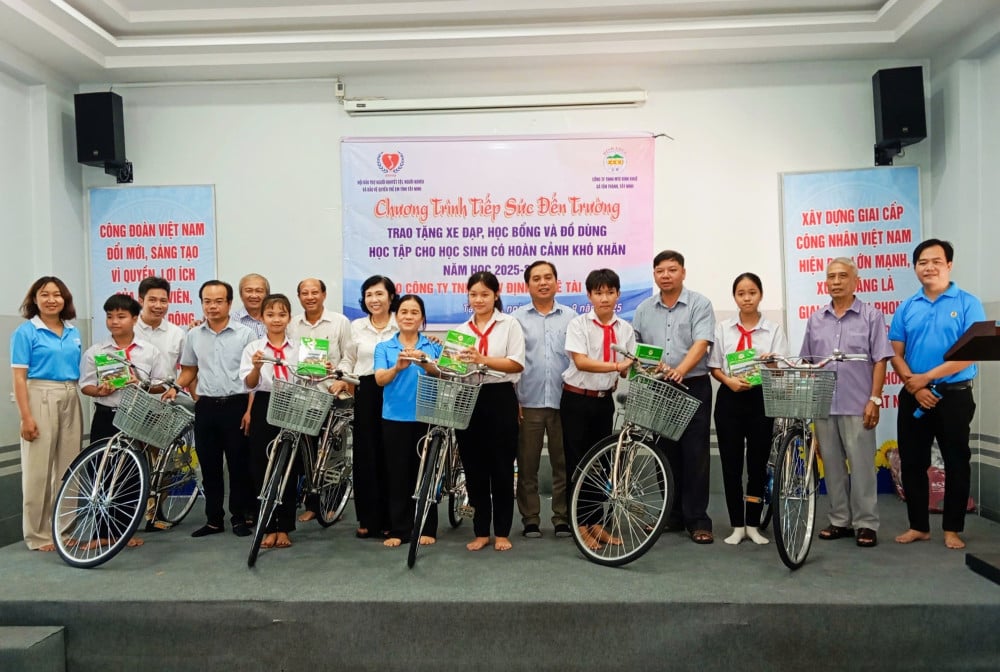 Đại biểu trao xe đạp cho học sinh nghèo xã Tân Thành
