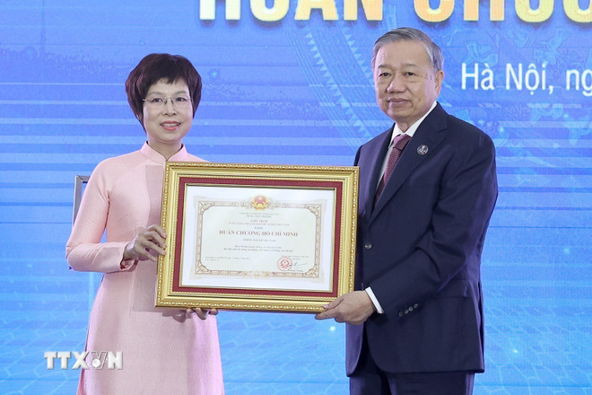 ttxvn-tong-bi-thu-to-lam-trao-huan-chuong-ho-chi-minh-cho-1.jpg