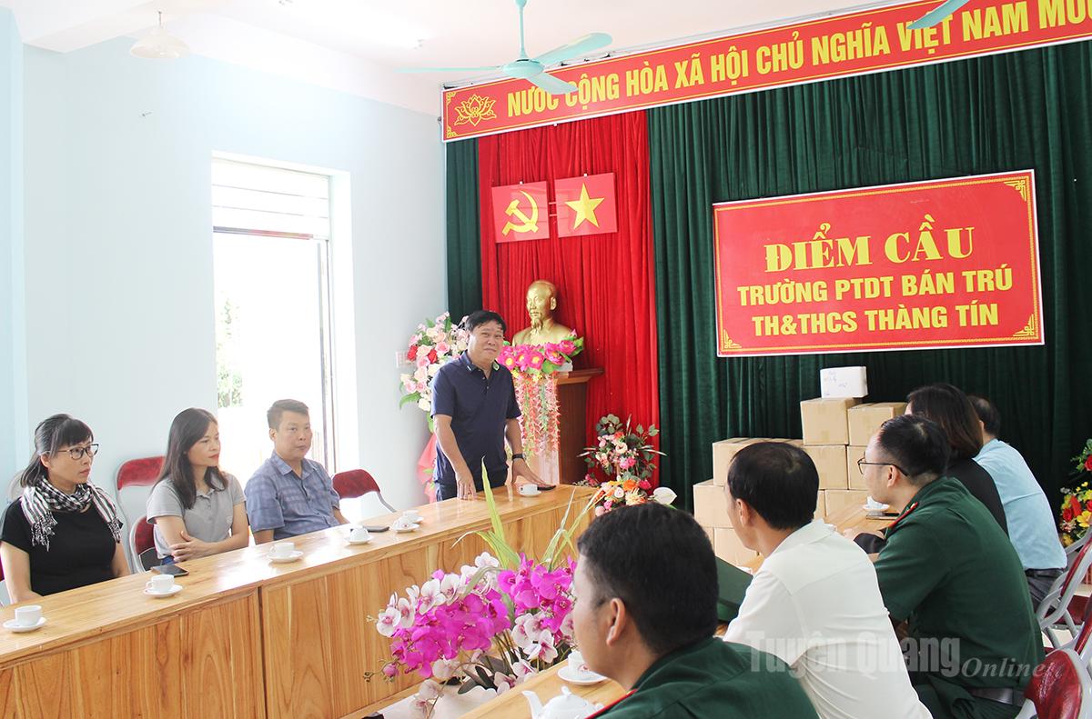 សមមិត្ត Mai Duc Thong និពន្ធនាយកកាសែត Tuyen Quang វិទ្យុ និងទូរទស្សន៍ ថ្លែងក្នុងពិធីប្រគល់អំណោយ។