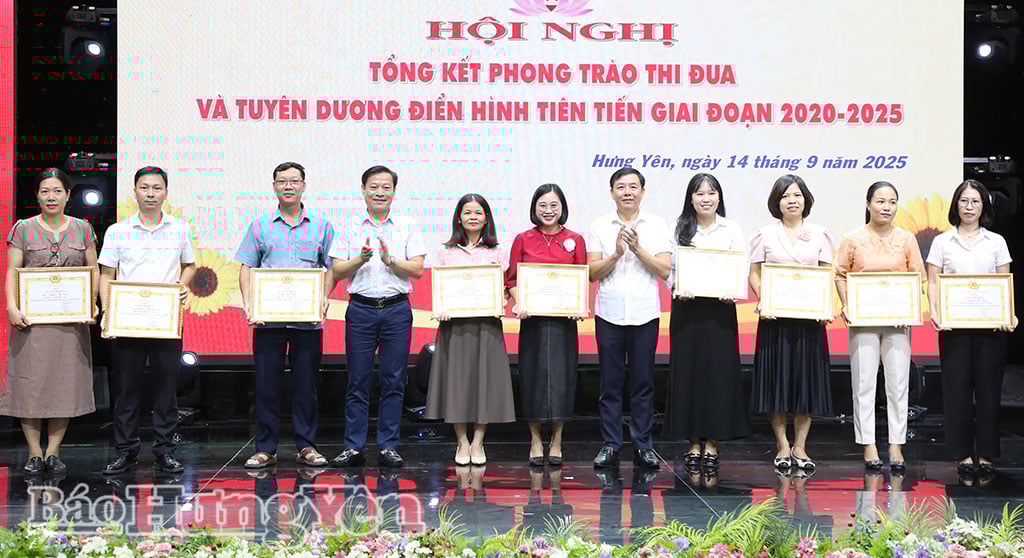 Hung Yen Gazetesi, Radyo ve Televizyonu yöneticileri, üstün başarı gösteren kişileri takdir ettiler.