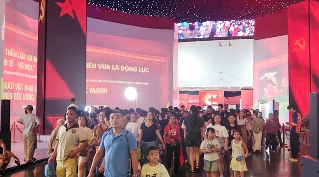 Triển lãm Thành tựu đất nước thu hút đông đảo người dân tham quan vào dịp cuối tuần - Ảnh 1.