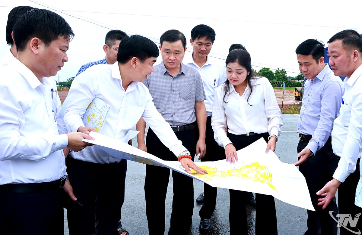 អនុប្រធានគណៈកម្មាធិការប្រជាជនខេត្ត Nguyen Thi Loan បានចុះពិនិត្យវិស័យគម្រោងវិនិយោគសាងសង់ និងអាជីវកម្មហេដ្ឋារចនាសម្ព័ន្ធចង្កោមឧស្សាហកម្មនៅឃុំ Kha Son។
