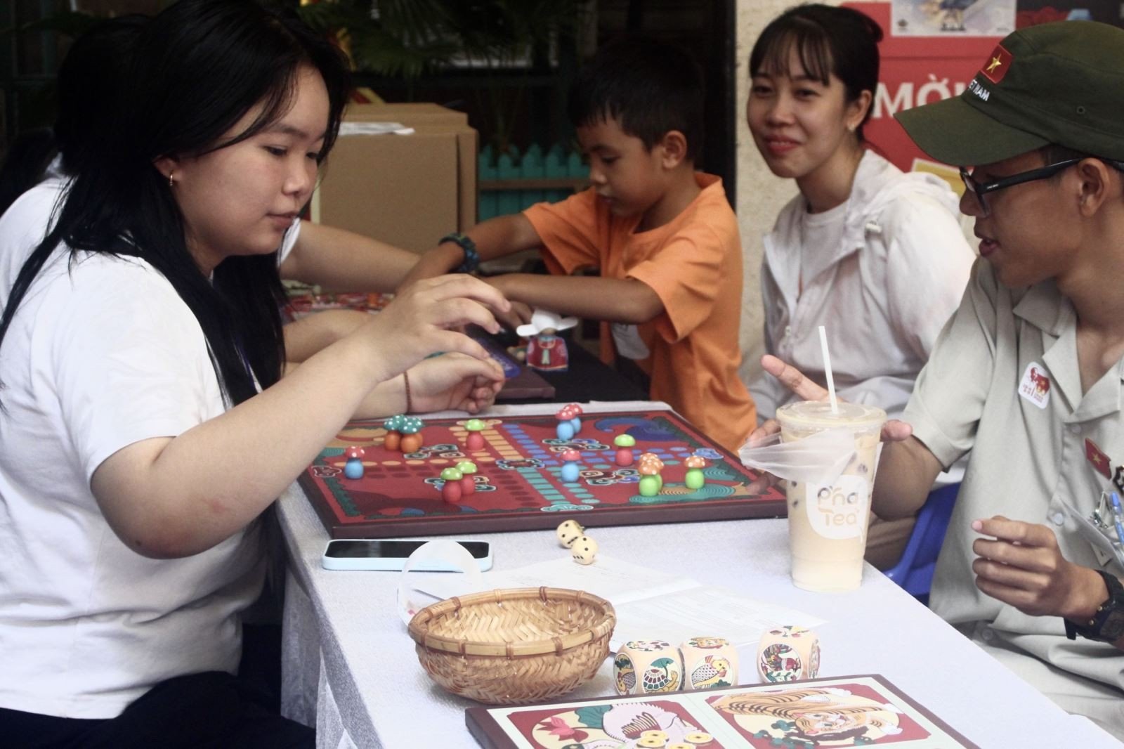 Các trò chơi dân gian như ô ăn quan, cờ cá ngựa thu hút nhiều em nhỏ tham gia.