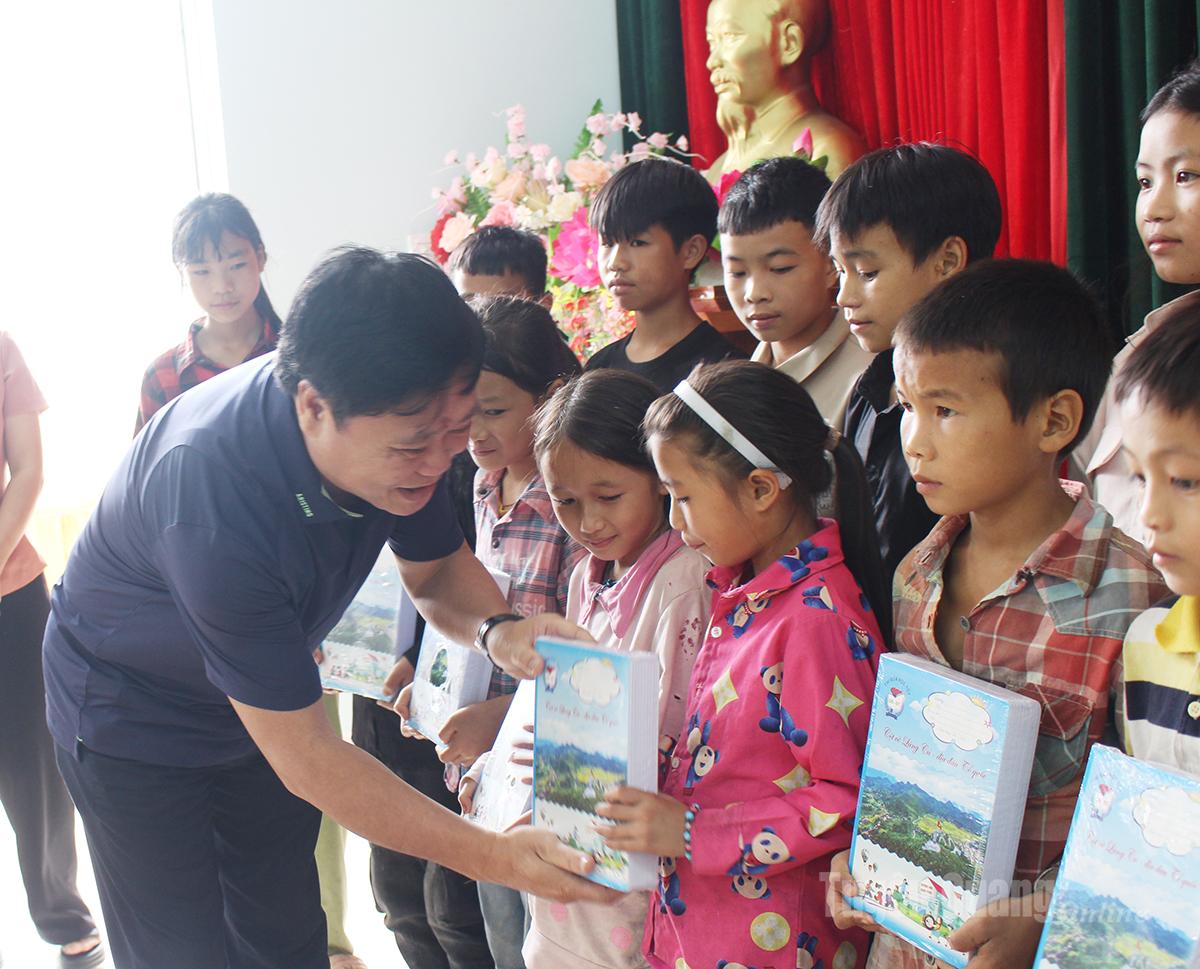 សមមិត្ត Mai Duc Thong និពន្ធនាយកកាសែត Tuyen Quang វិទ្យុ និងទូរទស្សន៍ បានប្រគល់អំណោយដល់សិស្សានុសិស្សនៃសាលាបឋមសិក្សា និងអនុវិទ្យាល័យ Thanh Tin ឃុំ Thanh Tin។