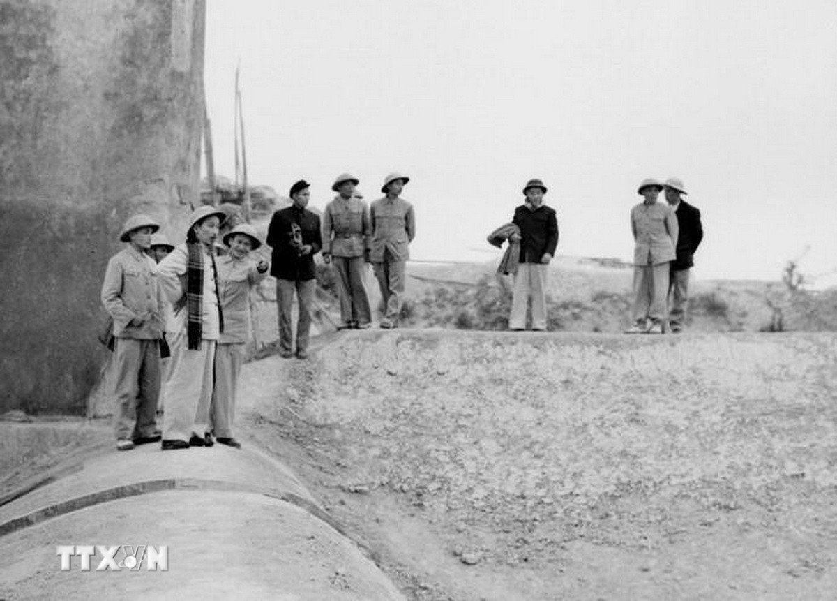 ttxvn-0409-chu-tich-ho-chi-minh-voi-18.jpg