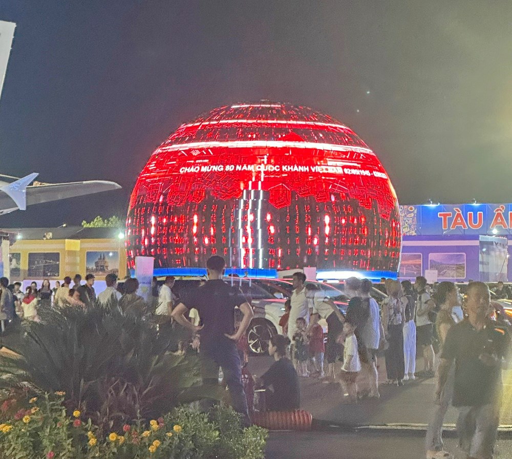 បាល់ LED យក្សធ្វើឱ្យមានការចាប់អារម្មណ៍យ៉ាងខ្លាំងនៅក្នុងពិព័រណ៍សមិទ្ធិផលជាតិ - រូបថត 4