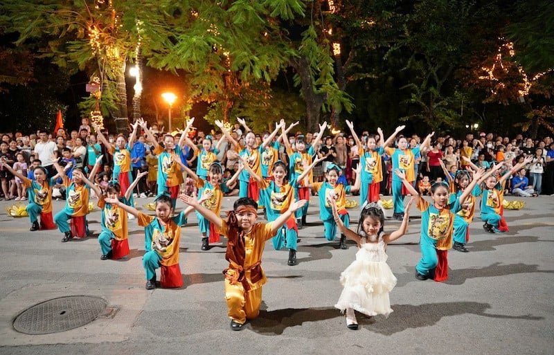 ក្មេងៗសម្តែងនៅពិធីបុណ្យពាក់កណ្តាលរដូវស្លឹកឈើជ្រុះនៃប្រាសាទបុរាណ - Son Tay Xu Doai នៅល្ងាចថ្ងៃទី 13 ខែកញ្ញា។