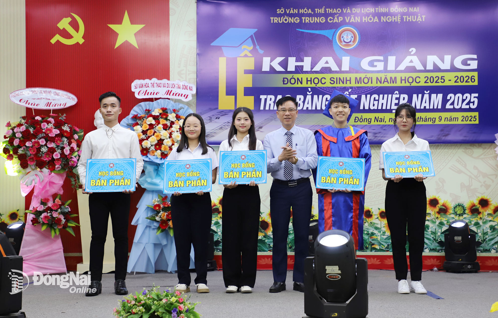 អនុប្រធានមន្ទីរវប្បធម៌ កីឡា និងទេសចរណ៍ខេត្ត Dong Nai លោក Nguyen Khac Vinh បានប្រគល់អាហារូបករណ៍មួយផ្នែកដល់សិស្សានុសិស្សនៃសាលា។ រូបថត៖ My Ny 