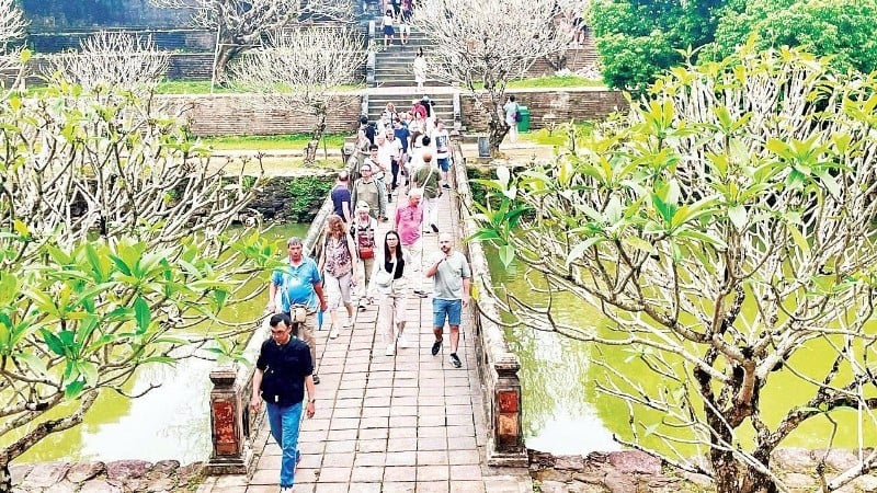 Zahraniční turisté navštěvují památkové místo v Hue.