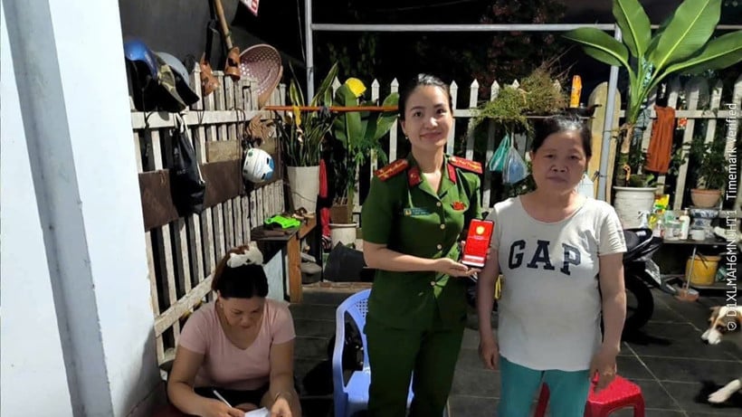 ប៉ូលីស Cam Le Ward បានដាក់ពង្រាយរយៈពេលខ្ពស់បំផុតនៃការធ្វើឱ្យគណនីអត្តសញ្ញាណអេឡិចត្រូនិចកម្រិត 2 សកម្ម និងការរួមបញ្ចូលការធានារ៉ាប់រងសុខភាពនៅលើ VNeID ។ (រូបភាព៖ ផ្តល់ដោយប៉ូលីស)