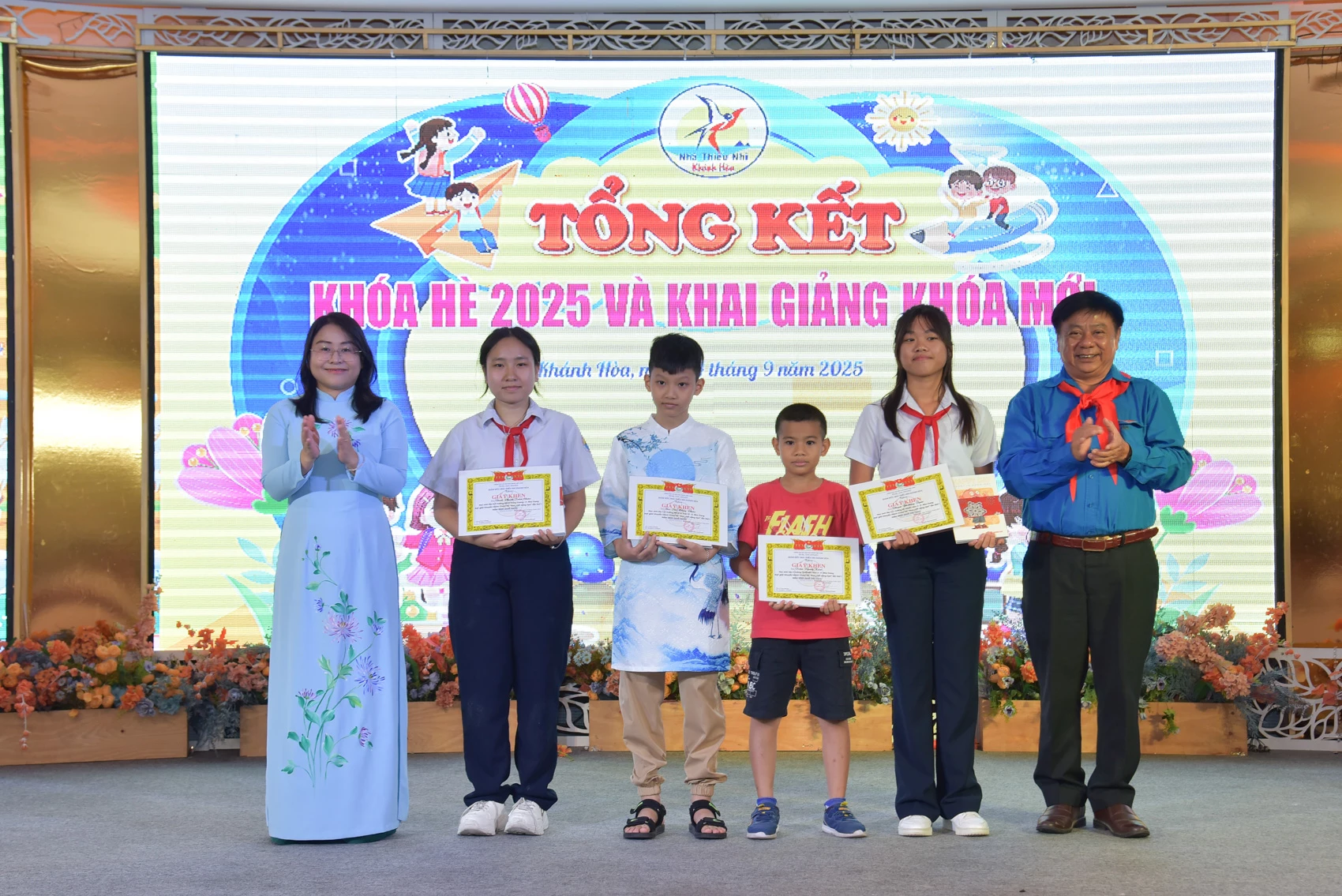 ថ្នាក់​ដឹក​នាំ​សាលា​កុមារ​ខេត្ត​ប្រគល់​ប័ណ្ណ​សរសើរ​ដល់​កុមារ​ដែល​មាន​ស្នាដៃ​ខ្ពស់​។