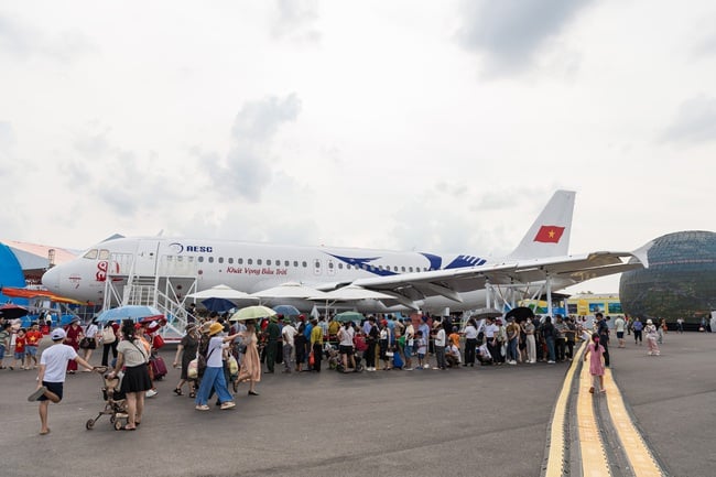 &quot;Biển người&quot; đổ về Triển lãm &quot;80 năm hành trình Độc lập-Tự do-Hạnh phúc&quot; trước ngày bế mạc - Ảnh 9.