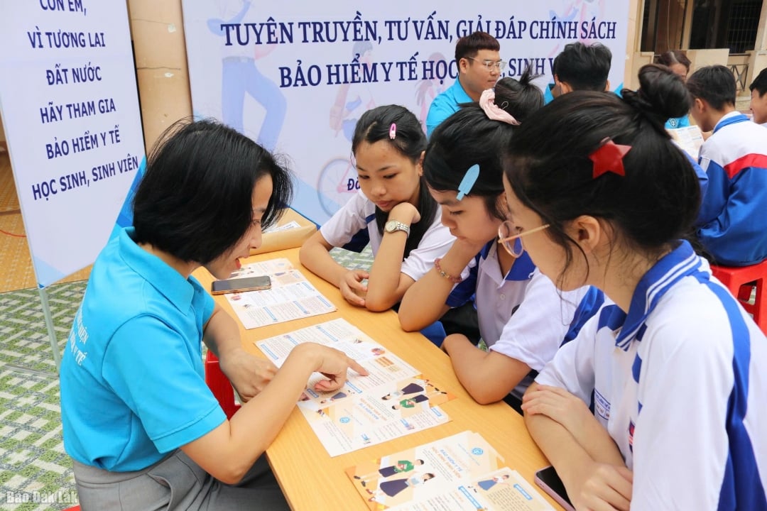 សិស្សរៀនអំពីគោលនយោបាយធានារ៉ាប់រងសុខភាព