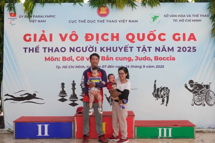 Vượt lên nghịch cảnh: Chuyện tình của đôi vợ chồng vàng đường bơi khuyết tật - Ảnh 1.