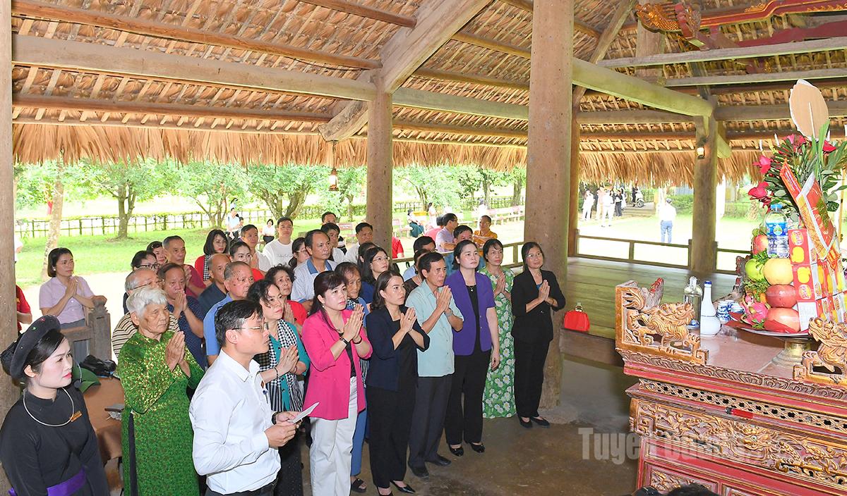 គណៈប្រតិភូ​បាន​អុជ​ធូប​នៅ​គេហដ្ឋាន​ឃុំ​តាន់​ត្រាវ។