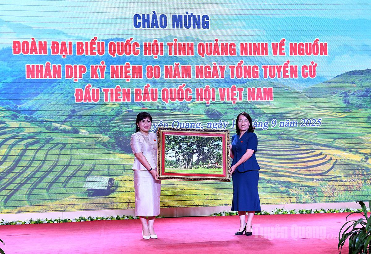 សមមិត្ត Ly Thi Lan សមាជិកគណៈកម្មាធិការអចិន្ត្រៃយ៍បក្សខេត្ត ប្រធានគណៈប្រតិភូរដ្ឋសភាខេត្ត បានប្រគល់វត្ថុអនុស្សាវរីយ៍ជូនគណៈប្រតិភូរដ្ឋសភាខេត្ត Quang Ninh។
