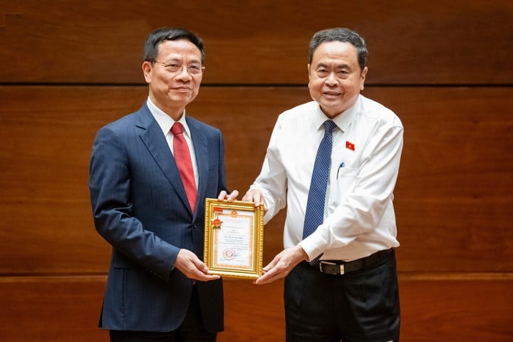 Bộ trưởng Nguyễn Mạnh Hùng được trao tặng Kỷ niệm chương Vì sự nghiệp Quốc hội Việt Nam - Ảnh 2.