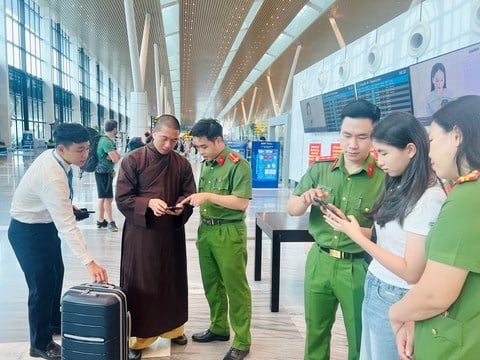ចាប់ពីថ្ងៃទី 1 ខែធ្នូ ឆ្នាំ 2025 អ្នកដំណើរនឹងចូលប្រើប្រាស់ VneID និងអត្តសញ្ញាណជីវមាត្រ - រូបថត 1