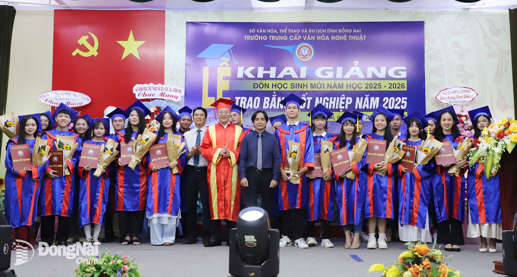 ក្រុមប្រឹក្សាភិបាលនៃមហាវិទ្យាល័យវប្បធម៌ និងសិល្បៈ Dong Nai បានប្រគល់សញ្ញាបត្រដល់និស្សិត។ រូបថត៖ My Ny 