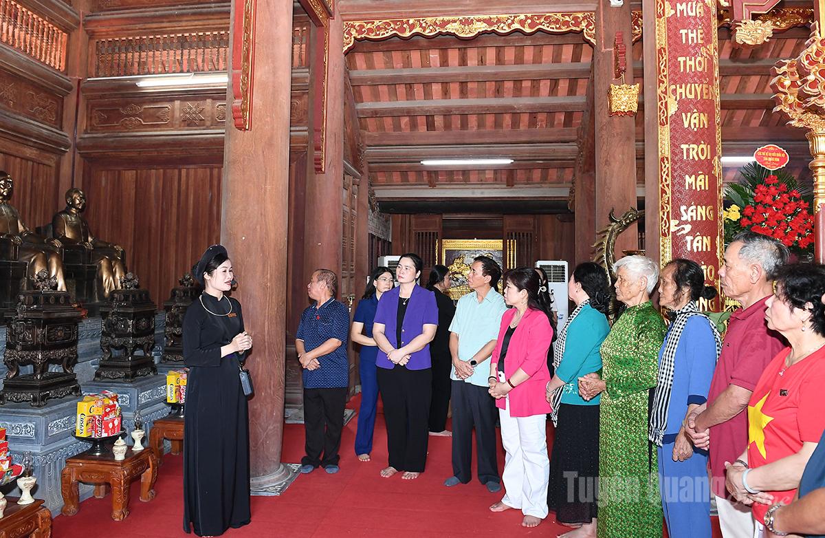 គណៈប្រតិភូបានស្តាប់ការណែនាំអំពីតំបន់រំលឹកវិញ្ញាណក្ខន្ធលោកប្រធានហូជីមិញ និងបុព្វបុរសបដិវត្តន៍។