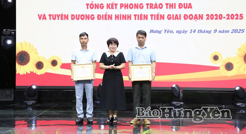 Hung Yen Gazetesi, Radyo ve Televizyonu yöneticileri, üstün başarı gösteren kişileri takdir ettiler.