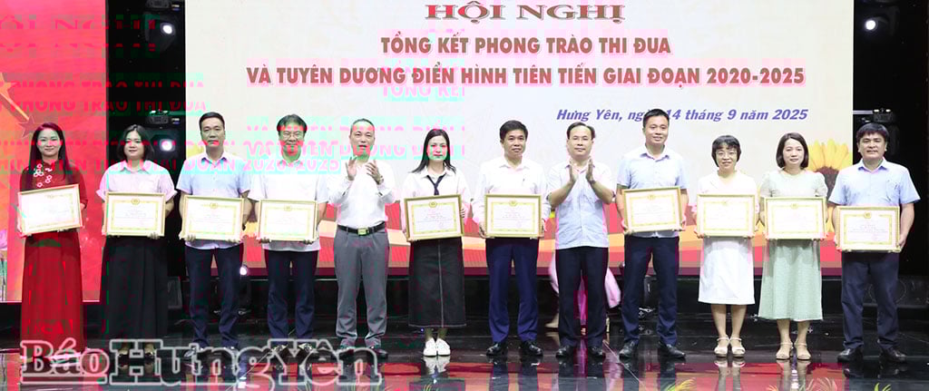 Hung Yen Gazetesi, Radyo ve Televizyonu yöneticileri, üstün başarı gösteren kişileri takdir ettiler.