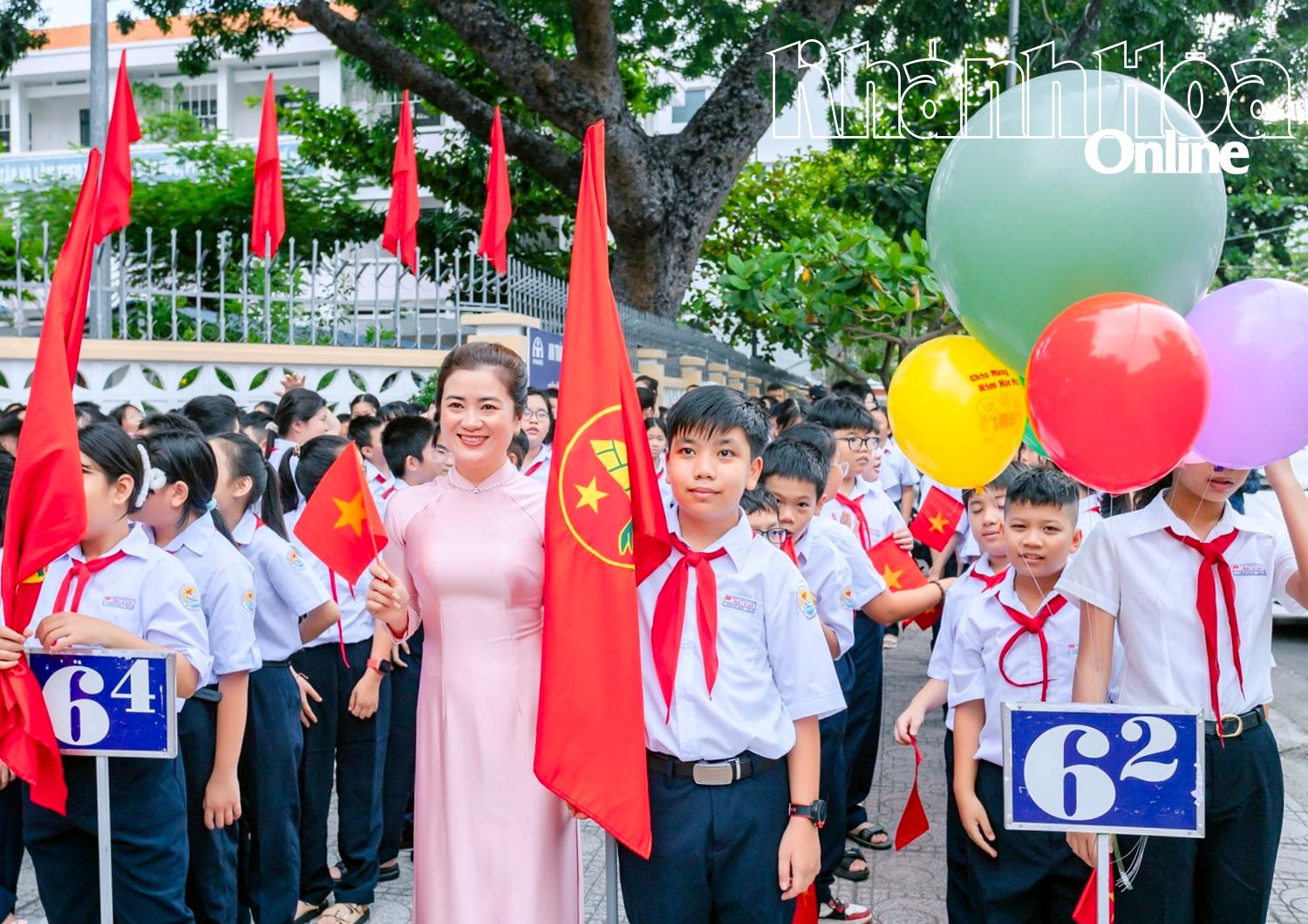 Cô và trò Trường THCS Âu Cơ (phường Nha Trang).