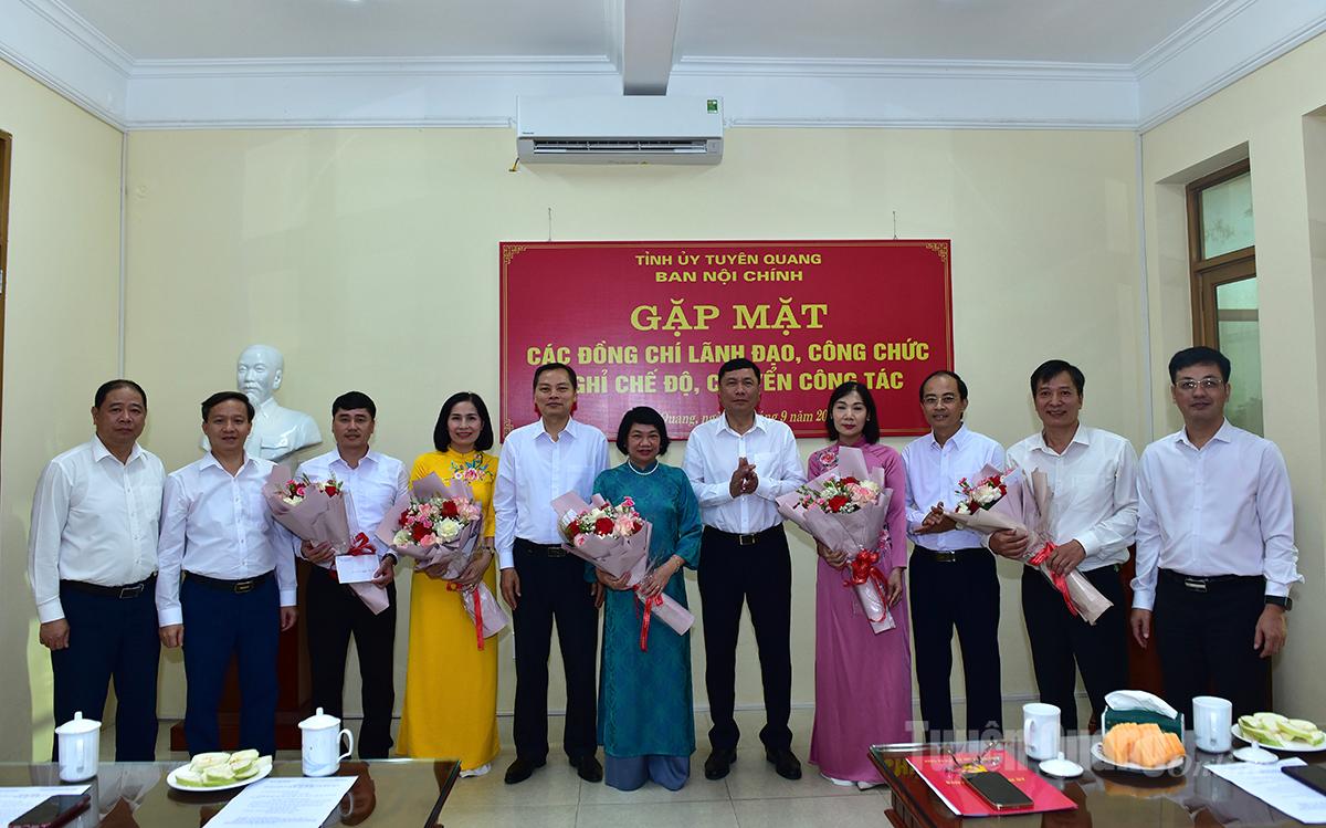 ថ្នាក់ដឹកនាំគណៈកម្មាធិការកិច្ចការផ្ទៃក្នុងគណបក្សខេត្ត បានជូនកម្រងផ្កា និងវត្ថុអនុស្សាវរីយ៍ដល់សមមិត្តដែលបានចូលនិវត្តន៍ ឬផ្ទេរទៅបម្រើការងារផ្សេងៗ។