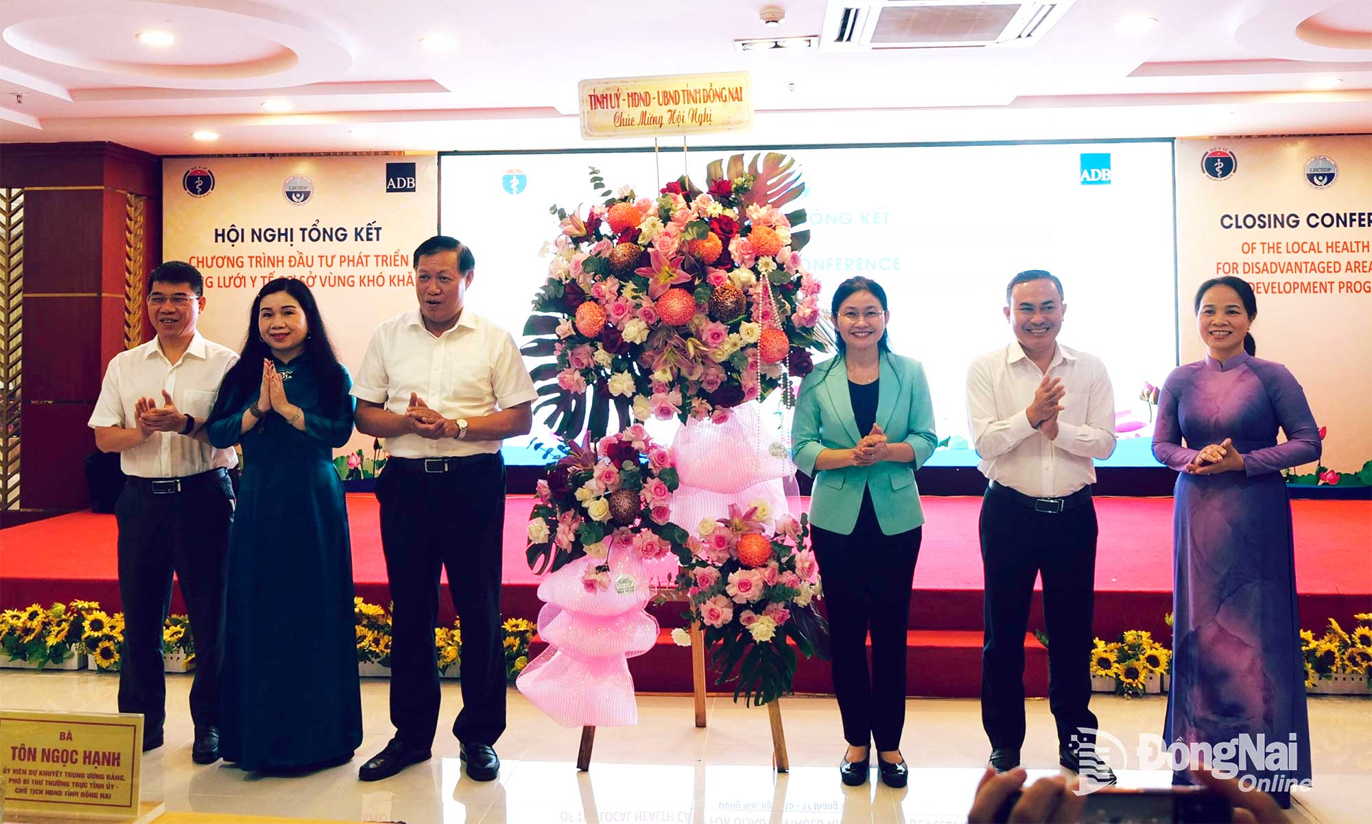 ថ្នាក់ដឹកនាំខេត្ត Dong Nai ជូនកម្រងផ្កាអបអរសាទរសន្និសីទ។ រូបថត៖ Hanh Dung