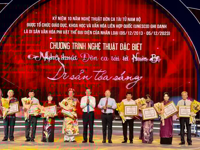 Rực rỡ chương trình nghệ thuật “Đờn ca tài tử Nam Bộ - Di sản tỏa sáng”

- Ảnh 1.