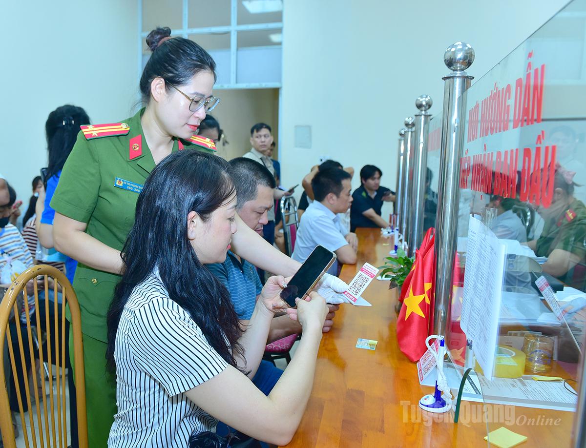 Công an tỉnh Tuyên Quang đẩy nhanh tiến độ cấp căn cước cho người dân.