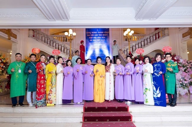 Ao Dai បាន​ក្លាយ​ជា​សំលៀកបំពាក់​ដែល​បង្ហាញ​ខ្លួន​ក្នុង​ព្រឹត្តិការណ៍​សំខាន់ៗ​របស់​ប្រជាជន​វៀតណាម។