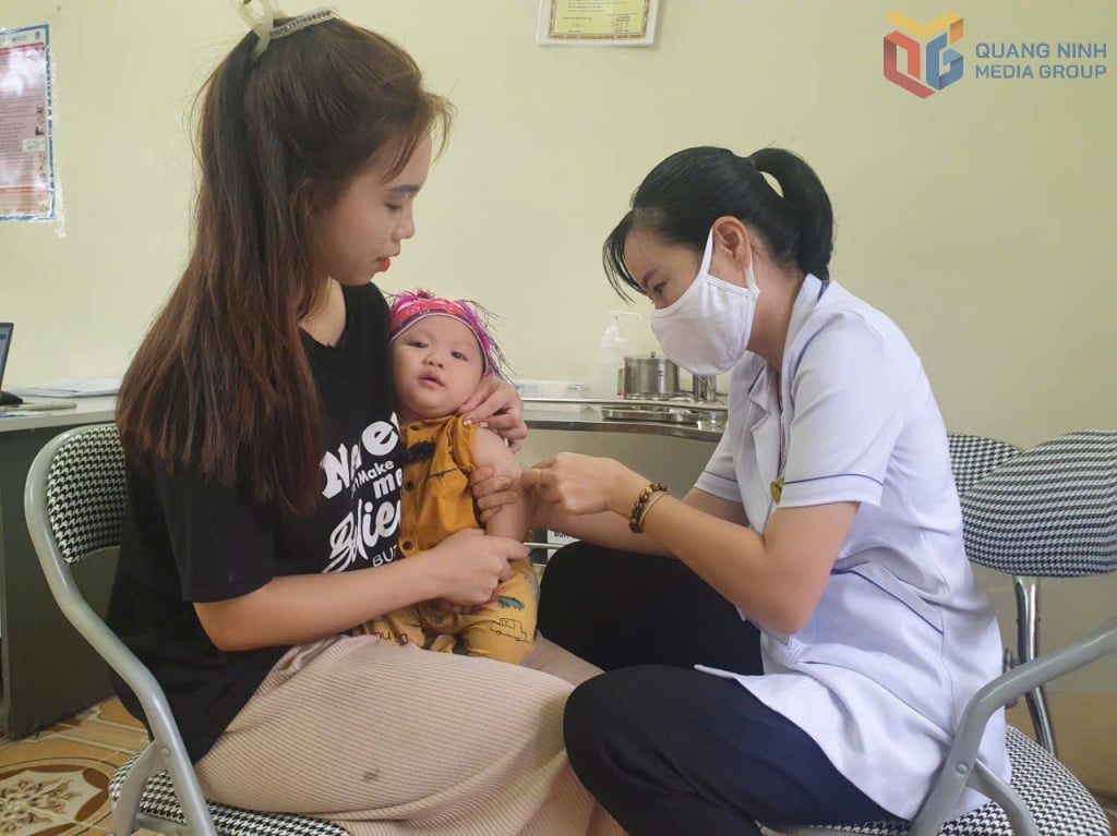 ចាក់វ៉ាក់សាំងកុមារនៅស្ថានីយ៍សុខភាពឃុំ Quang Duc