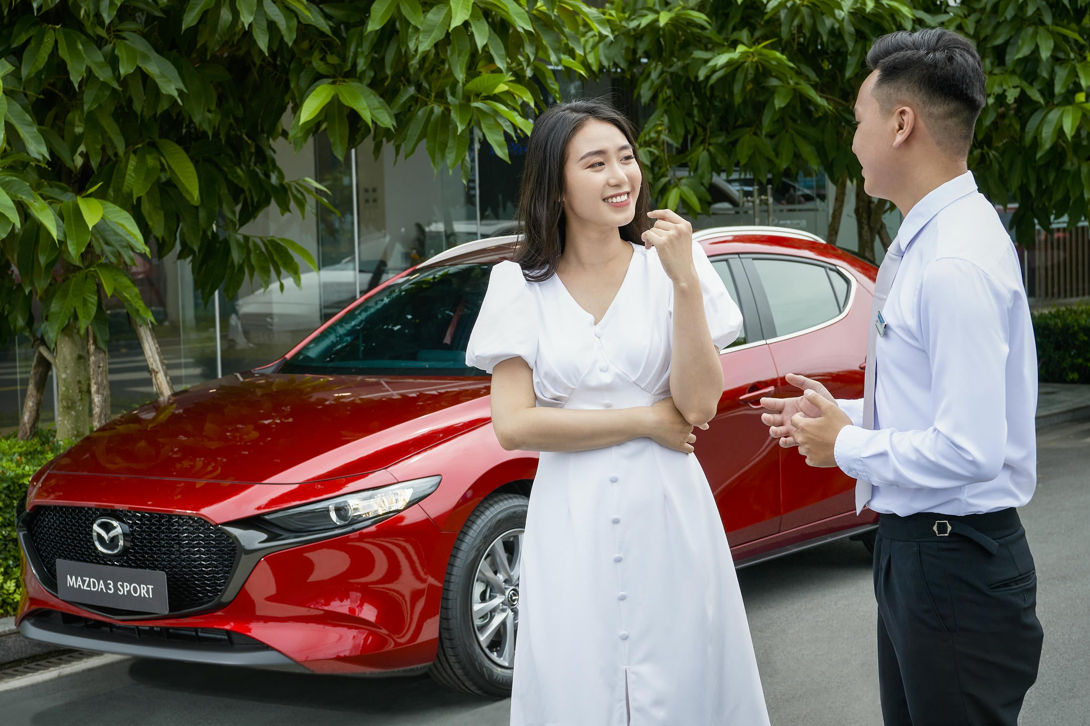 អ្នកបច្ចេកទេស THACO AUTO ណែនាំអតិថិជនអំពីការថែទាំ និងថែទាំយានយន្ត