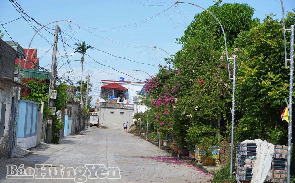 ផ្លូវមេភូមិ Cam Hoa ត្រូវបានពង្រីកពី 2.5m ទៅ 7m ដោយសារចលនាអំណោយដីសម្រាប់ការសាងសង់ផ្លូវ។