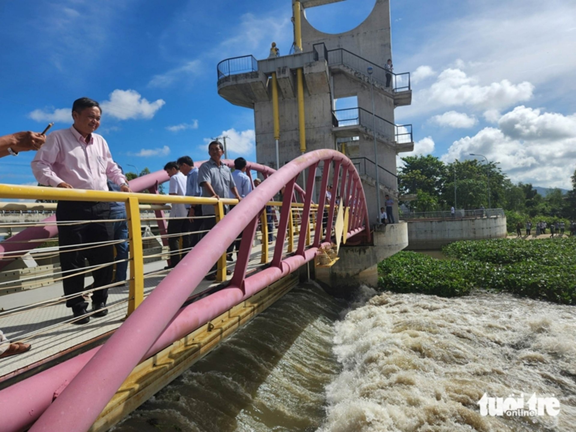 Um genau 9 Uhr begann das Schleusentor von Tha La, Hochwasser in den Unterlauf des Mekong-Deltas abzuleiten – Foto: BUU DAU