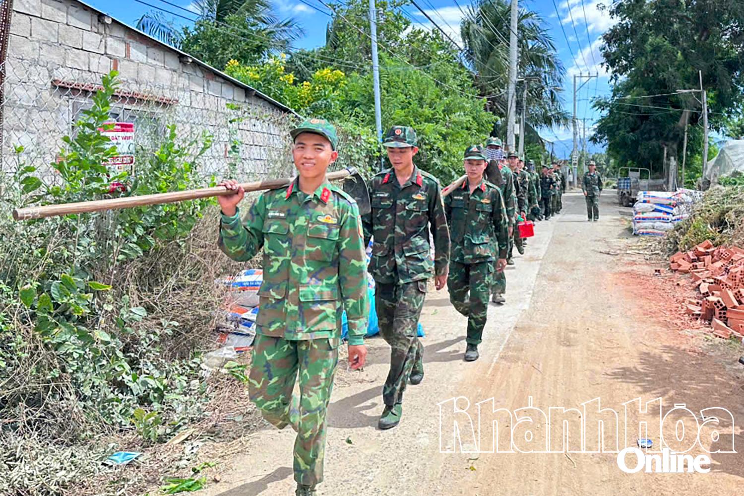 នាយទាហាន និងនាយទាហាន ពលទាហាន ធ្វើទស្សនកិច្ច បំពេញការងារ មន្ត្រីរាជការ។