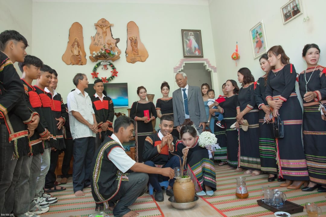 ពិធីរៀបអាពាពិពាហ៍តាមប្រពៃណីរបស់យុវជនជនជាតិ Ede នៅខេត្ត Dak Lak។ រូបថតគំនូរ