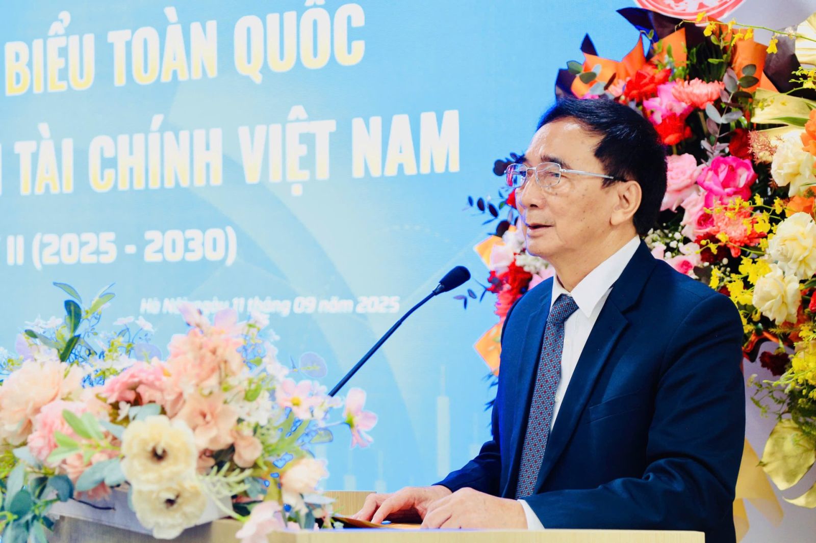 លោក​បណ្ឌិត Le Minh Nghia ប្រធាន​សមាគម​ប្រឹក្សា​ហិរញ្ញវត្ថុ​វៀត​ណាម​បាន​ថ្លែង​ក្នុង​សមាជ។