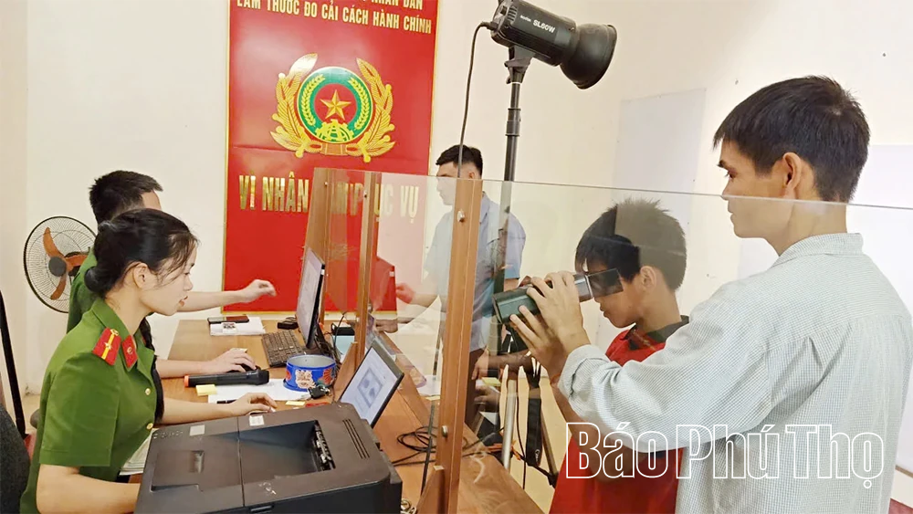 ឧទ្ទិសដល់ការគាំទ្រមនុស្សដើម្បីធ្វើអត្តសញ្ញាណអេឡិចត្រូនិច