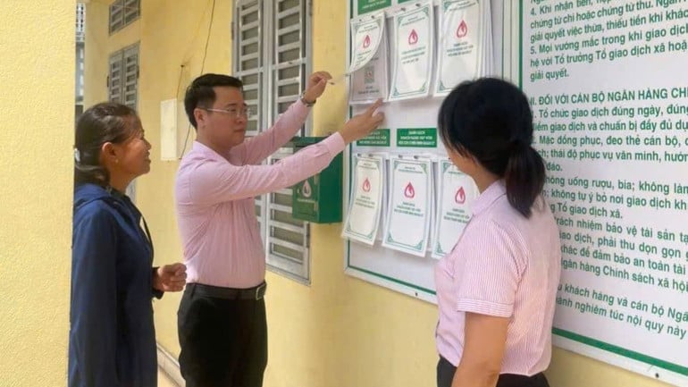 pho-giam-doc-nhcsxh-tinh-phu-tho-nguyen-tuan-ngoc-thuong-xuyen-kiem-tra-hoat-dong-o-cac-diem-giao-dich.jpg