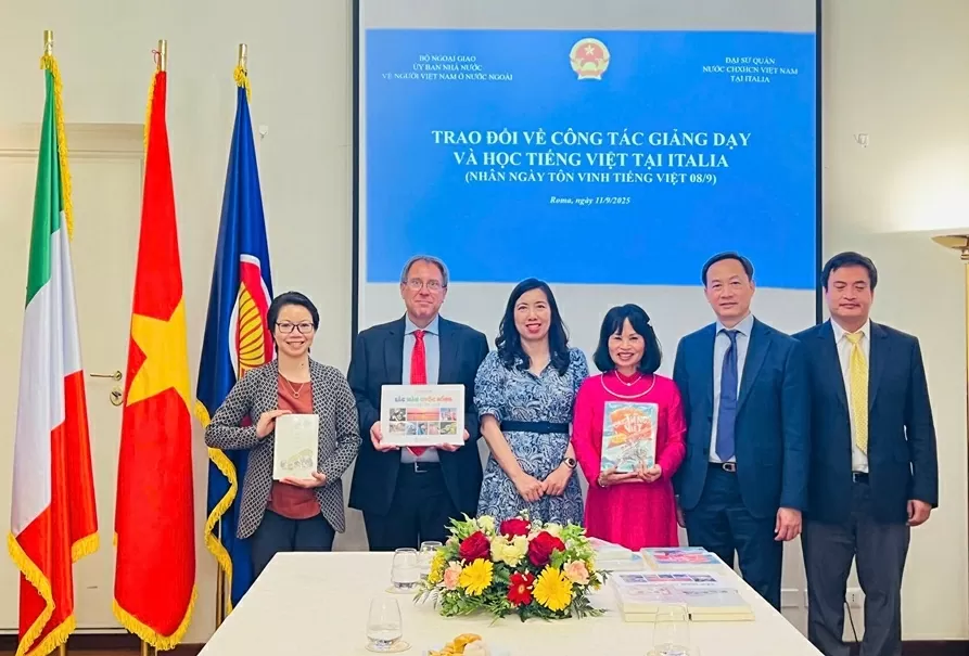 Thứ trưởng Lê Thị Thu Hằng tiếp xúc cộng đồng, gặp mặt đại diện các trường đại học Italy nhân kỷ niệm Ngày Tôn vinh tiếng Việt