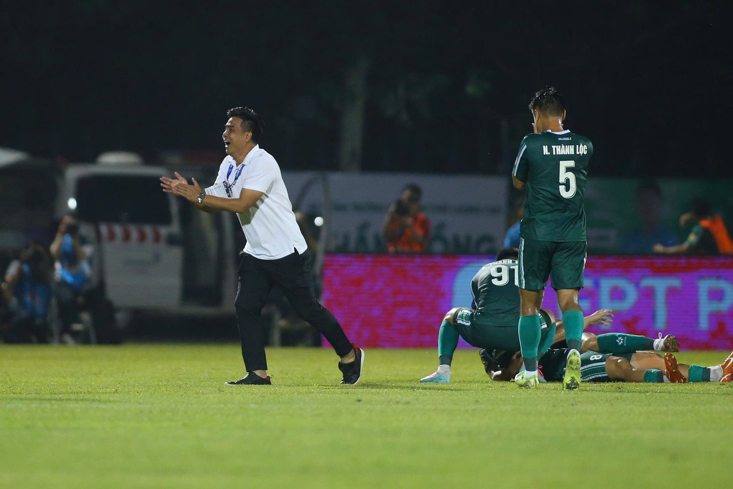 Minh Vuong ស៊ុតបាល់ហ្វ្រីឃីក 'ពិតជាភាពយន្ត' ក្រុមរបស់លោក Cong Phuong បានធ្វើឱ្យគ្រូចាស់របស់ពួកគេសោកសៅ - រូបថតទី 5 ។