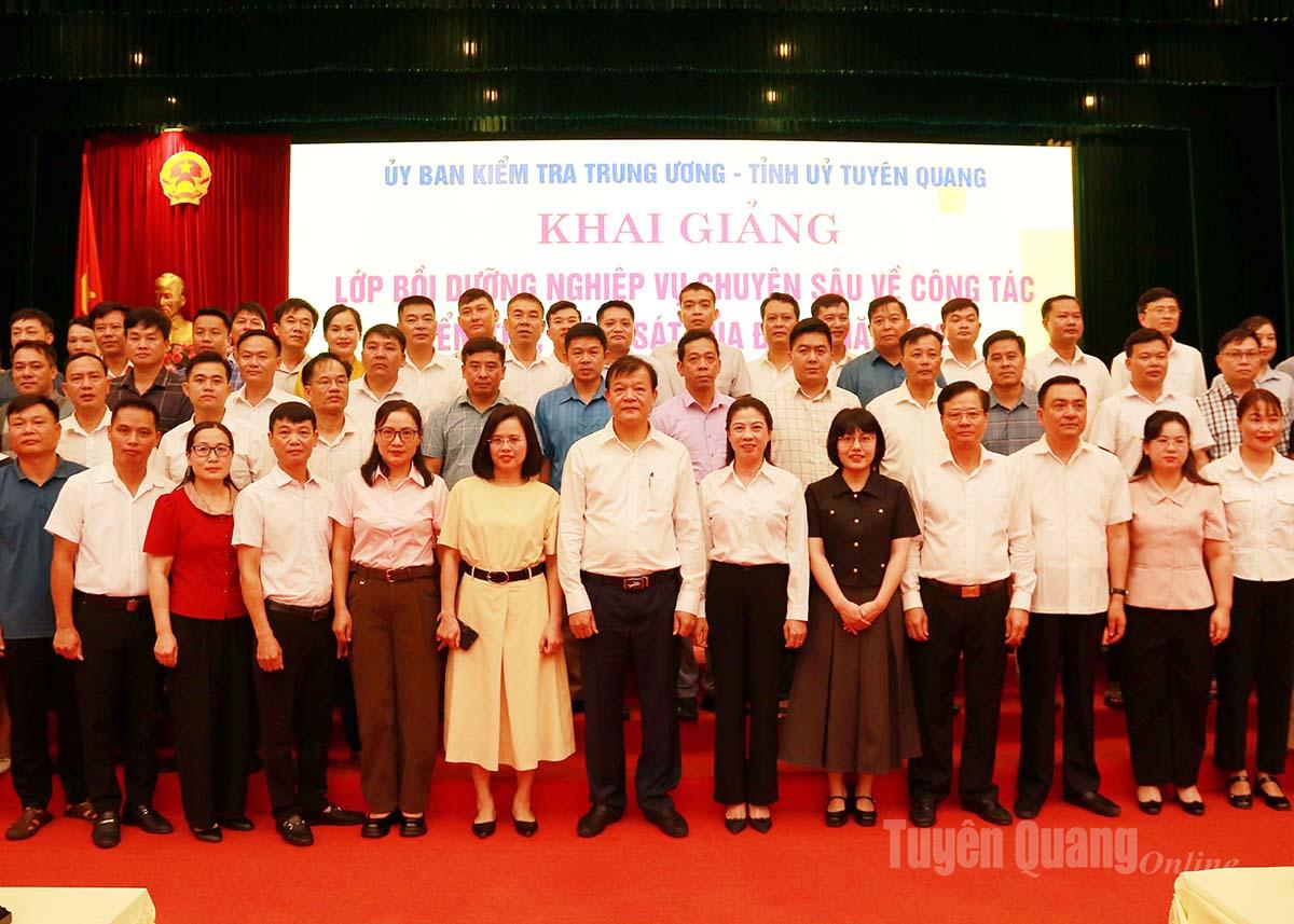 សមមិត្ត Le Thi Kim Dung អនុប្រធានអចិន្ត្រៃយ៍គណៈកម្មាធិការបក្សខេត្ត លេខាគណៈកម្មាធិការបក្សខេត្ត និងសមមិត្ត Tran Quang Minh សមាជិកគណៈកម្មាធិការអចិន្ត្រៃយ៍បក្សខេត្ត ប្រធានគណៈកម្មាធិការអធិការកិច្ចបក្សខេត្ត បានថតរូបអនុស្សាវរីយ៍ជាមួយសិស្សានុសិស្សដែលចូលរួមថ្នាក់រៀន។