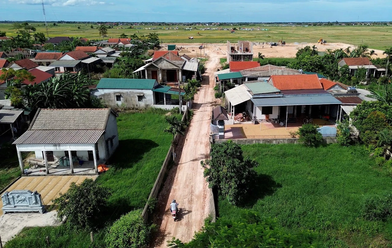 ផ្ទៃ​ផ្លូវ​បេតុង​ក្នុង​ផ្លូវ​លេខ​៥ ភូមិ​អាន​ឡូយ នាំ​ឲ្យ​តំបន់​តាំង​ទី​លំនៅ​ឃុំ​ត្រេវ​ដូ រង​ការ​ខូច​ខាត​ប៉ះពាល់​ដល់​ការ​រស់​នៅ​របស់​ប្រជាពលរដ្ឋ - រូបភាព៖ N.B