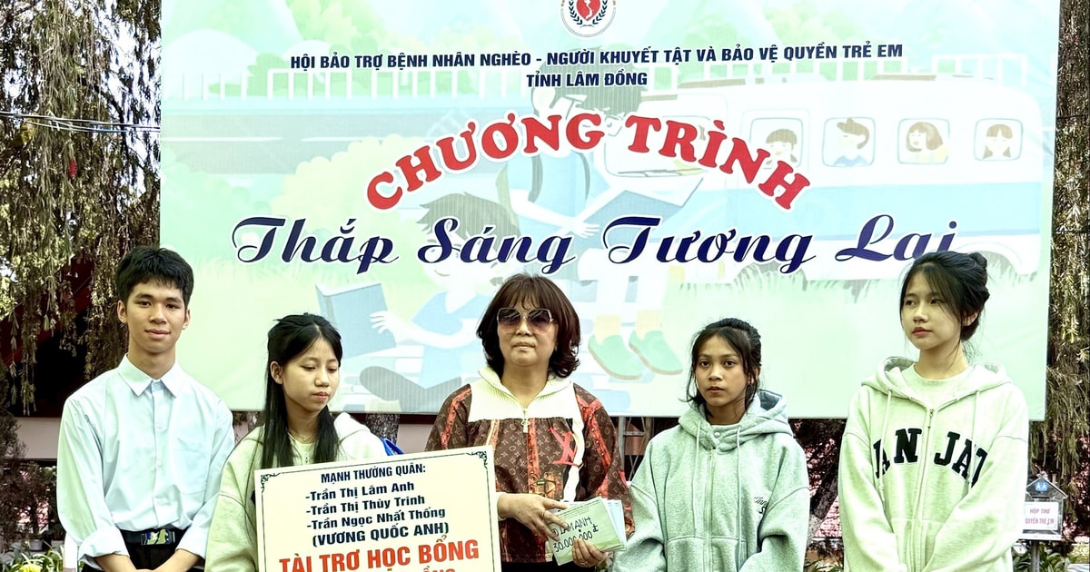 Lâm Đồng trao tặng gần 1 tỷ đồng học bổng “Thắp sáng tương lai” cho 4 tân sinh viên mồ côi