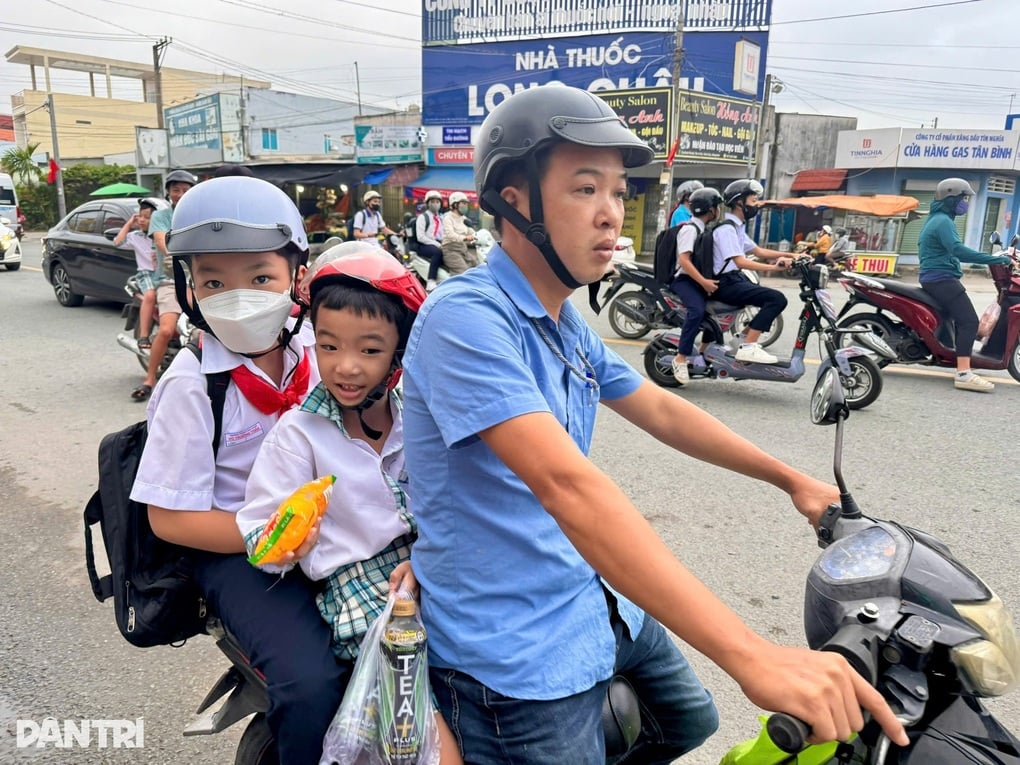 Phụ huynh bức xúc vì phải bỏ việc từ 3h chiều đi đón con - 1