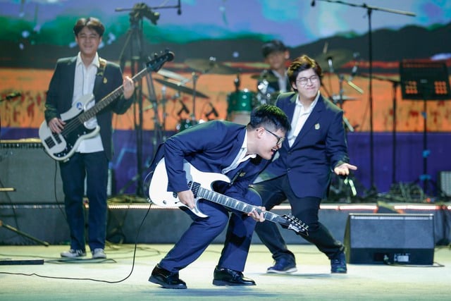 Bộ GD-ĐT hướng dẫn mời nghệ sĩ, vận động động viên vào trường dạy học - Ảnh 1.