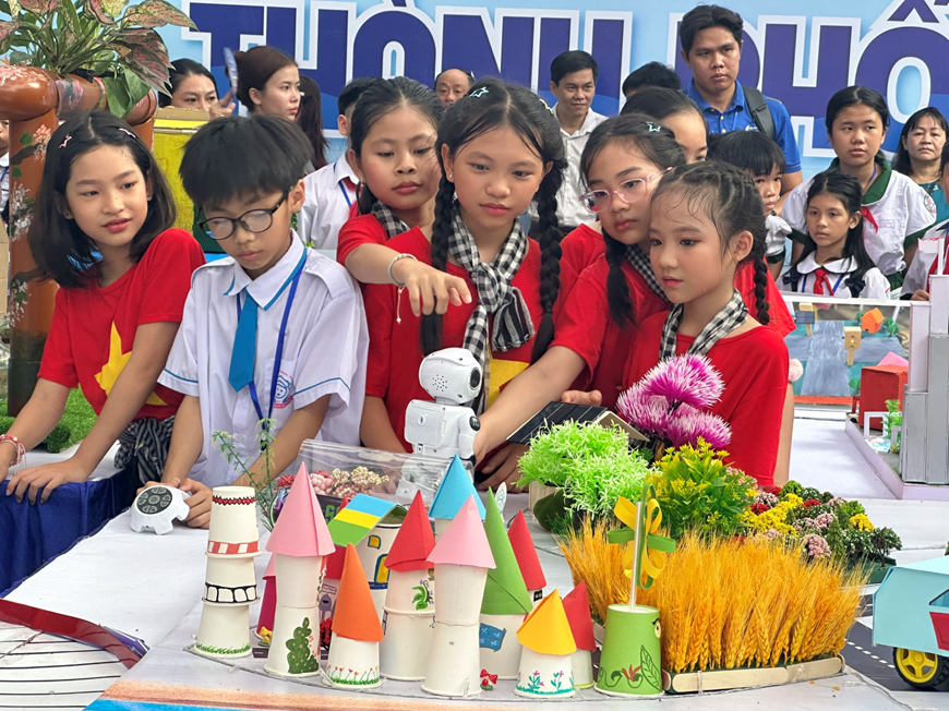 Học sinh trải nghiệm với các sản phẩm ứng dụng STEM. Ảnh: thanhnien.vn